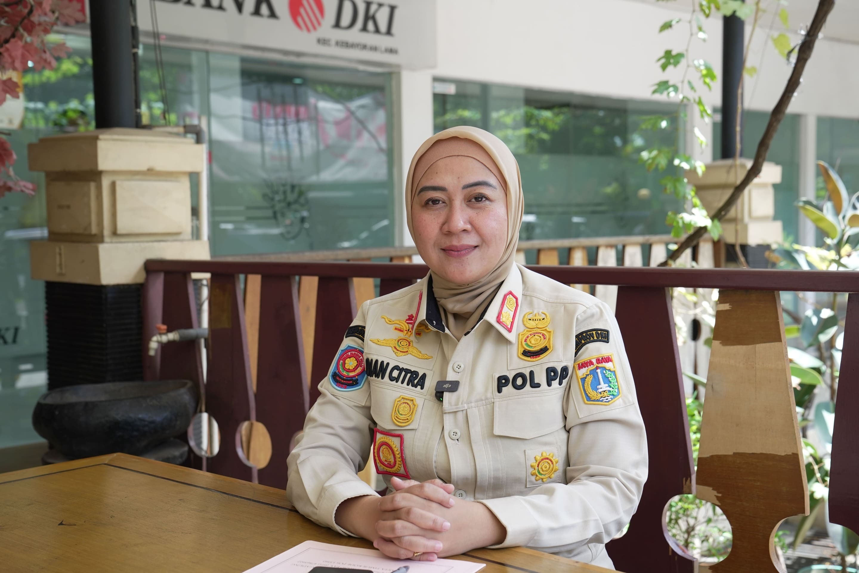 Kartini masa kini di Jakarta, sosok perempuan Satpol PP penjaga ketertiban kota. Simak kisahnya di sini.